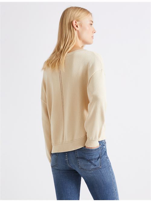 Designed with everyday comfort in mind: this boat-neck sweater will pair perfectly with countless outfits, ranging from office to leisure. Open-knit details on the garment hem and cuffs. MARELLA SPORT | 261336102420001